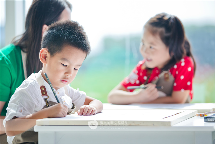 孩子去學習繪畫